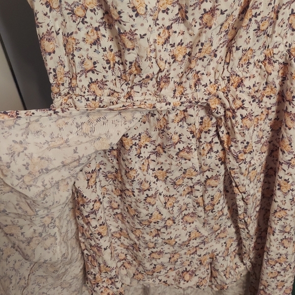 Floral Walk-Through Romper- Art Class Size Xl (14-16) Fits More Like A Teen - Picture 3 of 11